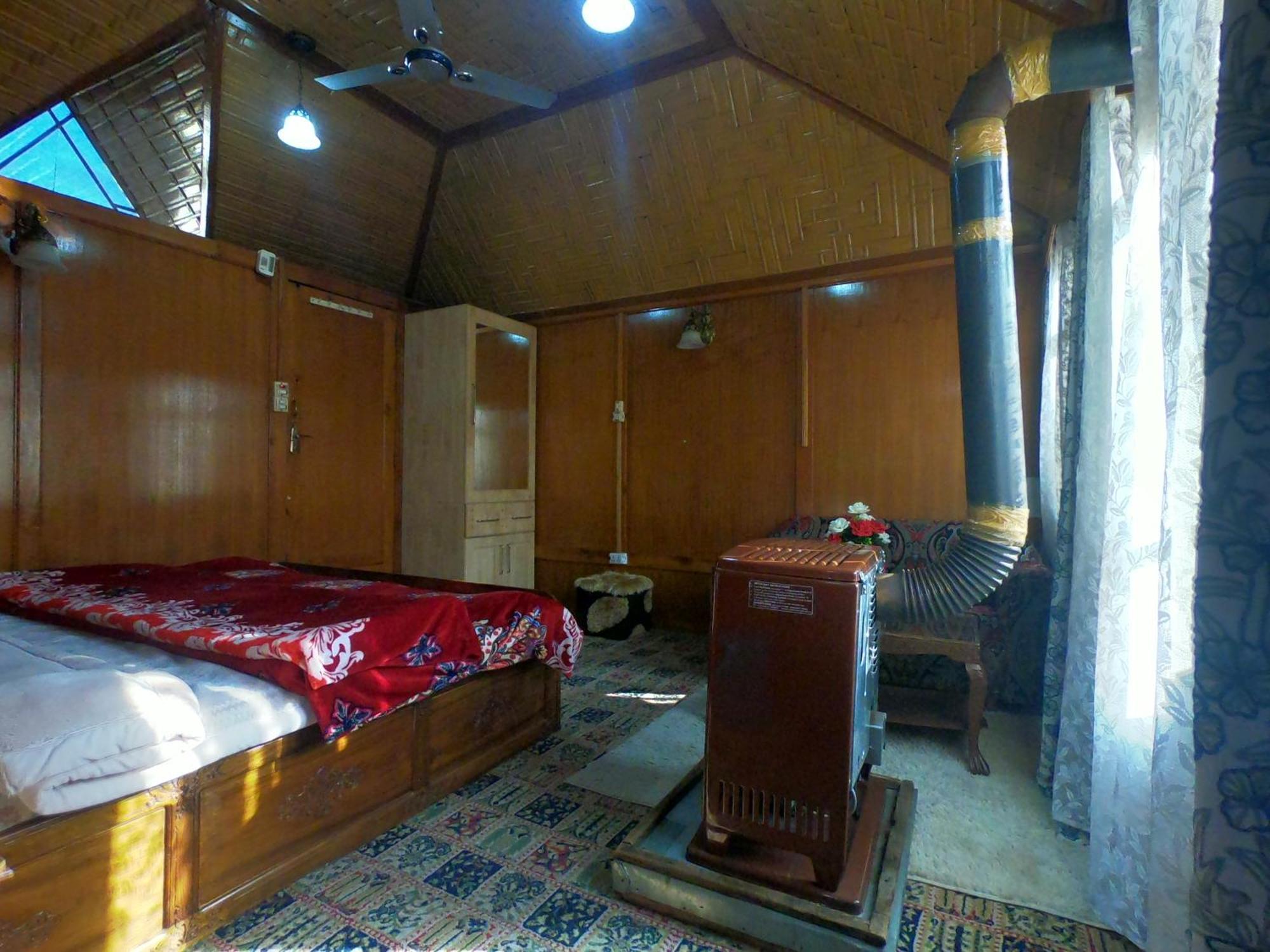 Goona Palace Houseboats Srinagar  Exterior photo