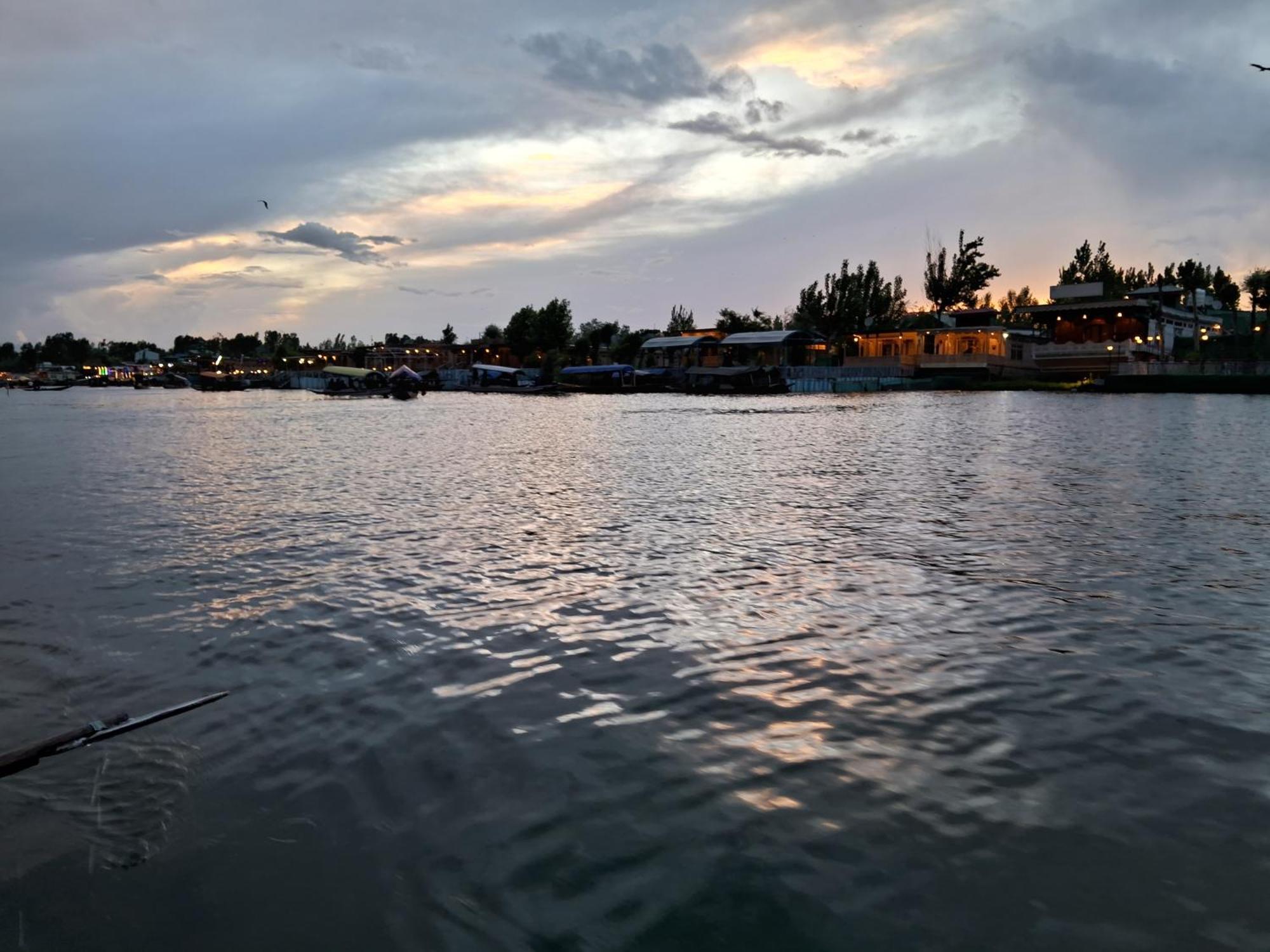 Goona Palace Houseboats Srinagar  Exterior photo